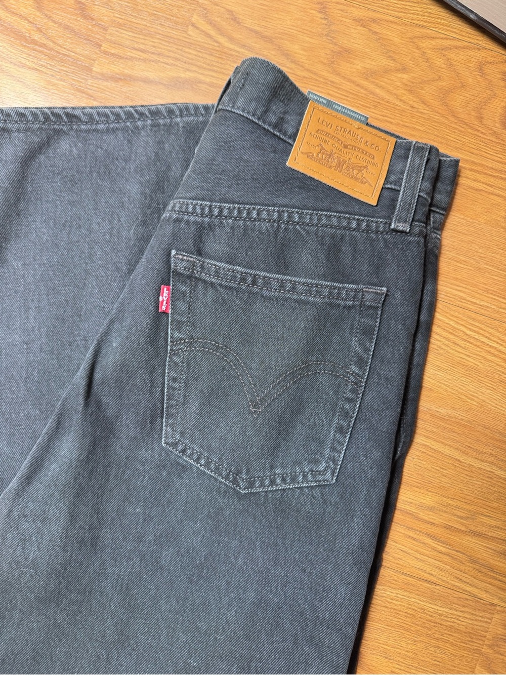 Levi's Straight Women's Jeans in Washed Black with Leather Patch